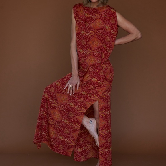 The Cleopatra dress is a stunning and unique piece Handmade with elegance ♻️ - Picture 4 of 11